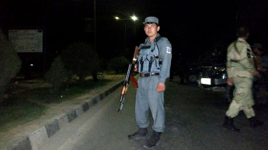 Las fuerzas de seguridad afganas montan guardia ante la Universidad Americana de Afganistán tras el ataque