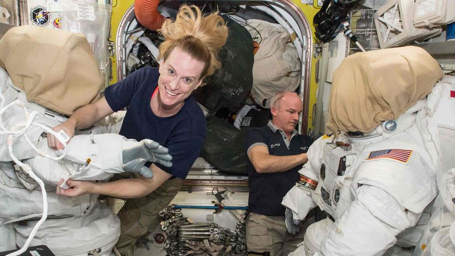 Los astronautas Kate Rubins y Jeff Williams preparan sus trajes espaciales a bordo de la Estación Espacial Internacional