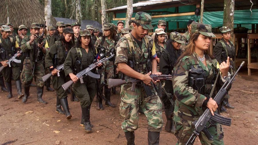 Guerrilleros de las FARC marchan a través de la selva en el sur de Colombia (imagen de archivo)