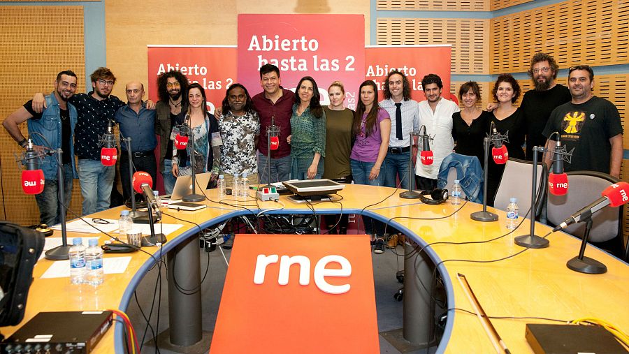 Todo el equipo del programa, con nuestro invitado y su banda