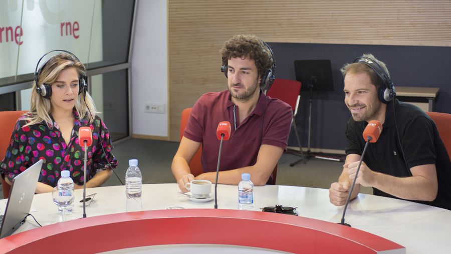 María León, Miki Esparbé y Joaquín Mazón durante la entrevista en 'Las mañanas de RNE'