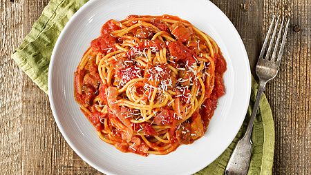 La salsa amatriciana se basa en tomate, carne de cerdo y queso de oveja.