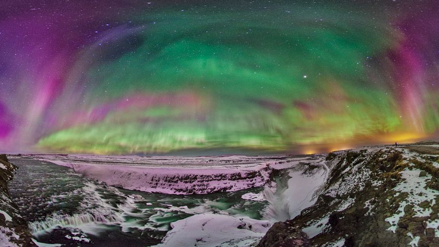 Las auroras están formadas por inmensas cortinas luminosas, rápidamente cambiantes y de varias tonalidades.