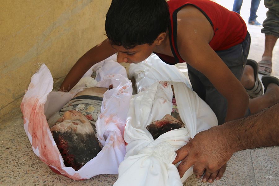 Mustafa llora a sus hermanos, muertos en el ataque con barril explosivo del barrio de Bab al Nairab