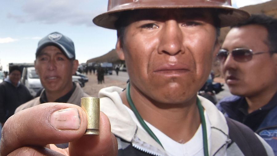 Un manifestante muestra el casquillo de la bala que cuasó la muerte al minero Fermín Mamani, origen de las protestas