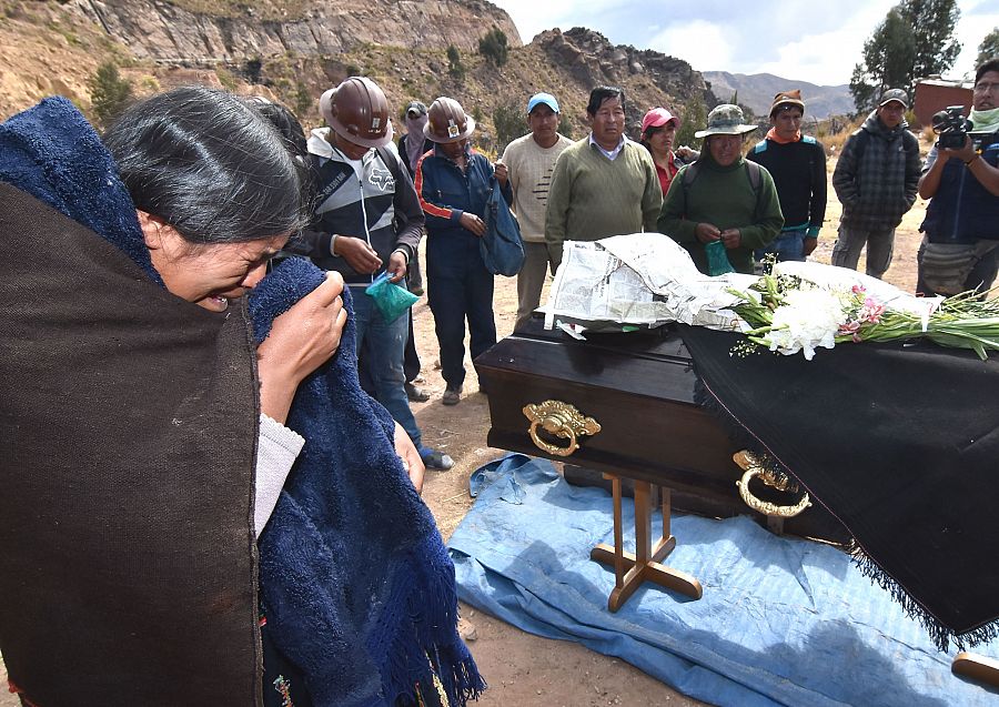 Familiares y mineros velan en una carretera de Cochabamba el cuerpo de Fermín Mamani, un minero cooperativista fallecido en enfrentamientos con la policía