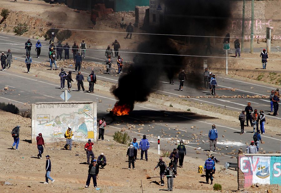 Mineros bolivianos cortan una autopista durante las protestas contra Evo Morales