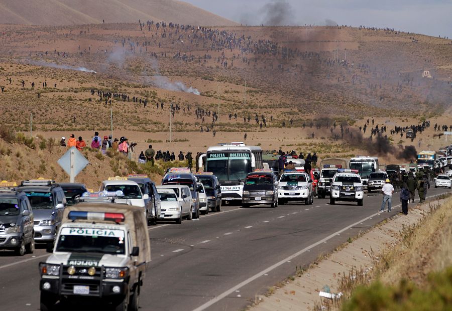 Autopista bloqueada por la protesta de mineros en Bolivia contra Evo Morales