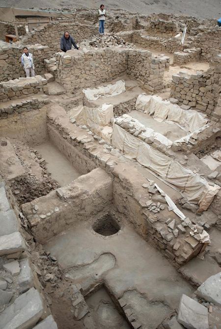 Equipo de arqueólogos en El Paraíso, en Lima (Perú)