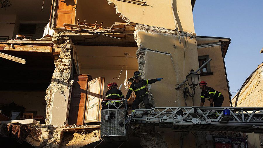 Labores de rescate en Amatrice, uno de los municipios más afectados por el terremoto