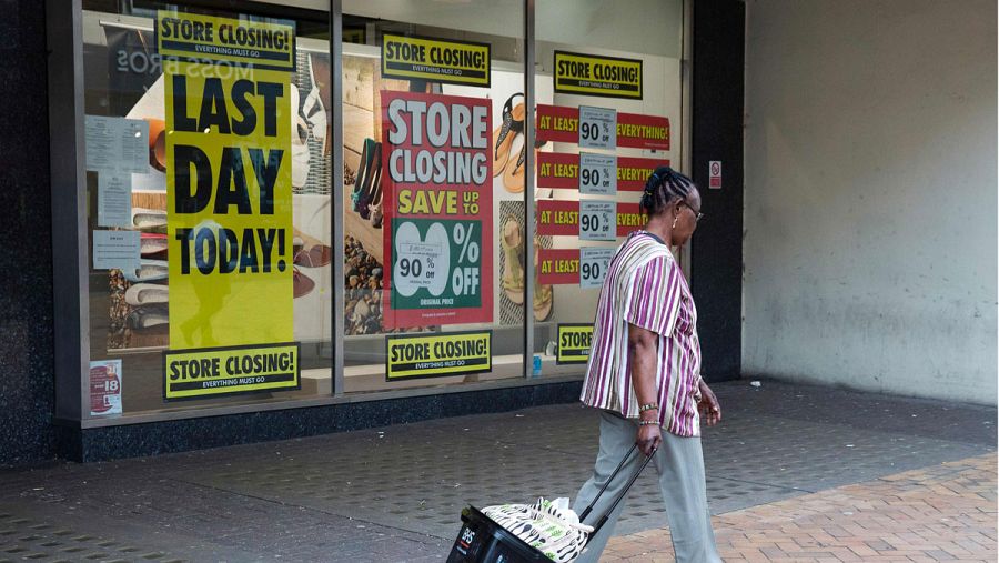 Una señora aprovecha para hacer compras en el último día de BHS