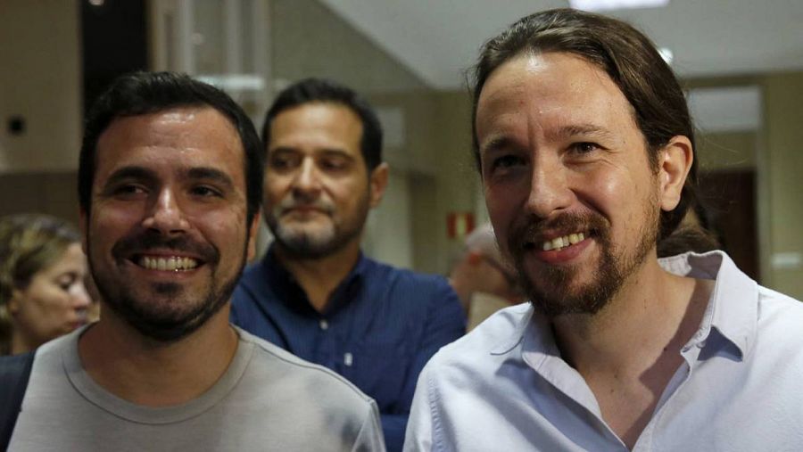 El líder de Podemos, Pablo Iglesias, junto con el coordinador general de IU, Alberto Garzón.