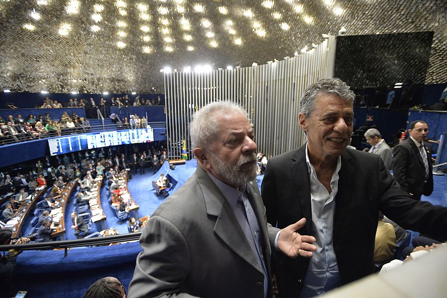 El expresidente brasileño Luiz Inácio Lula da Silva junto al poeta y compositor Chico Buarque, poco antes de la intervención de Dilma Rousseff en el Senado