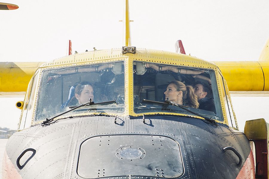 Edurne cambia su profesión de cantante por mecánica de vuelo en 'Trabajo temporal'