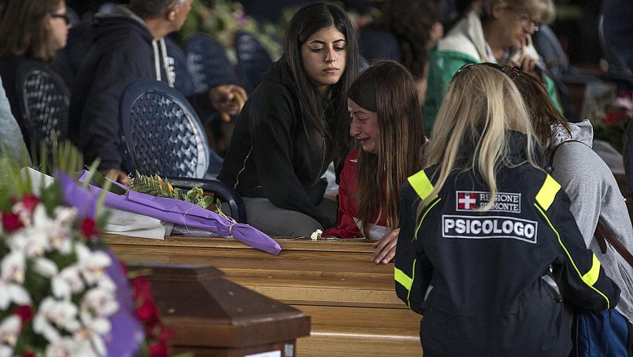 Los familiares de las víctimas del terremoto lloran junto a los féretros durante el funeral de Estado que se celebra en Amatrice, Italia.