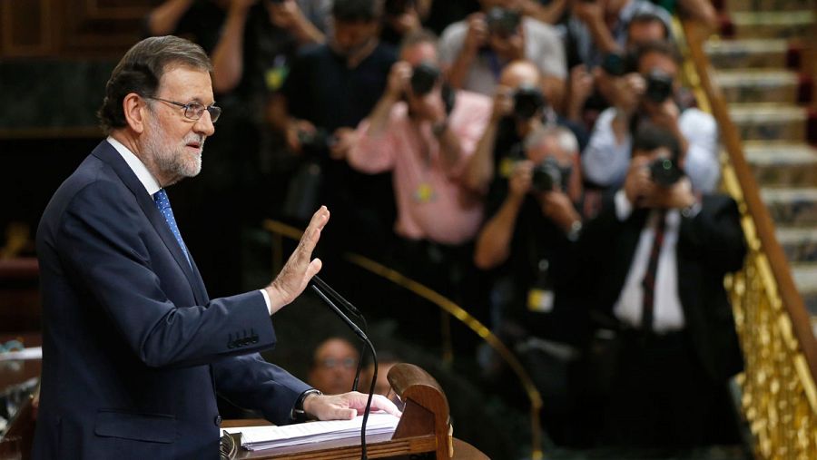 El candidato a la Presidencia del Gobierno del PP, Mariano Rajoy, a su entrada al Hemiciclo