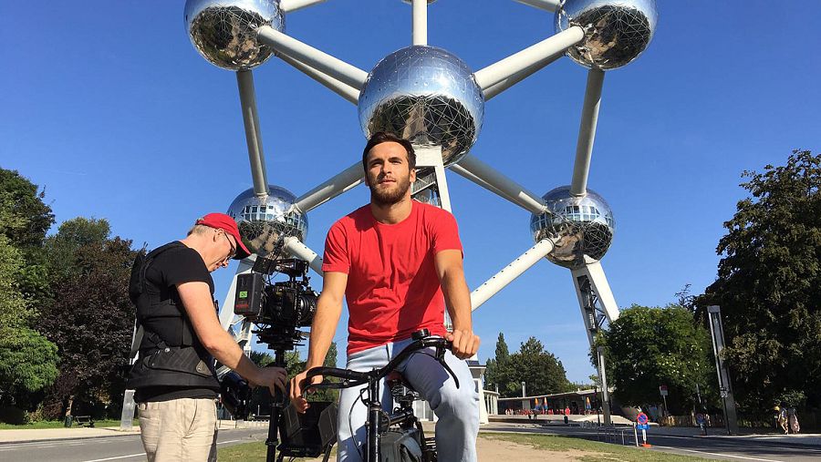 Ricardo Gómez, ante el Atomium en Bruselas