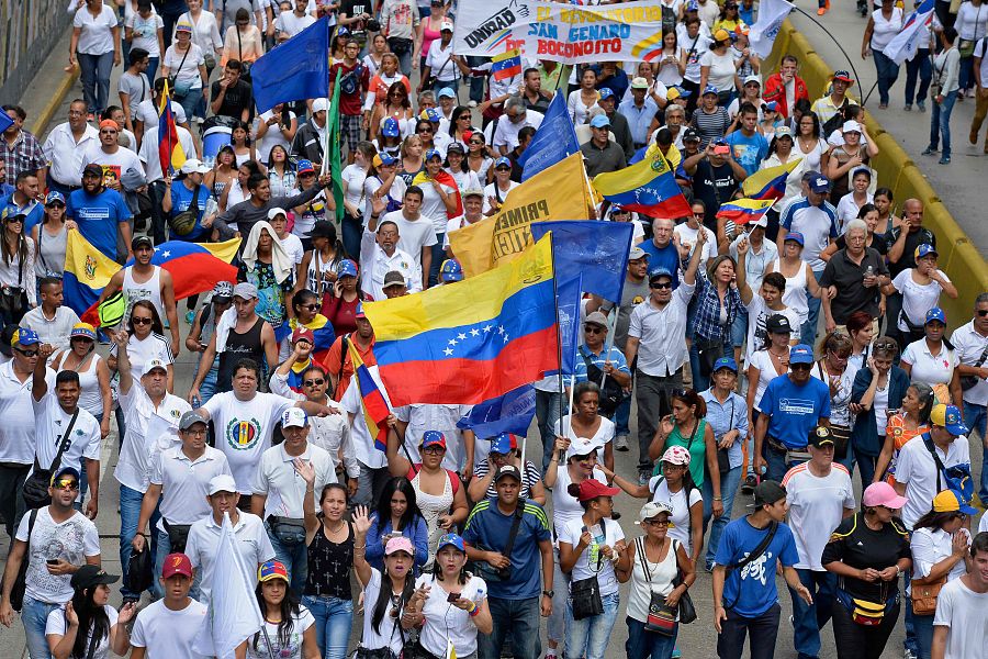 Decenas de opositores marchan por una de las calles de Caracas en las que se celebra la manifestación en favor del revocatorio
