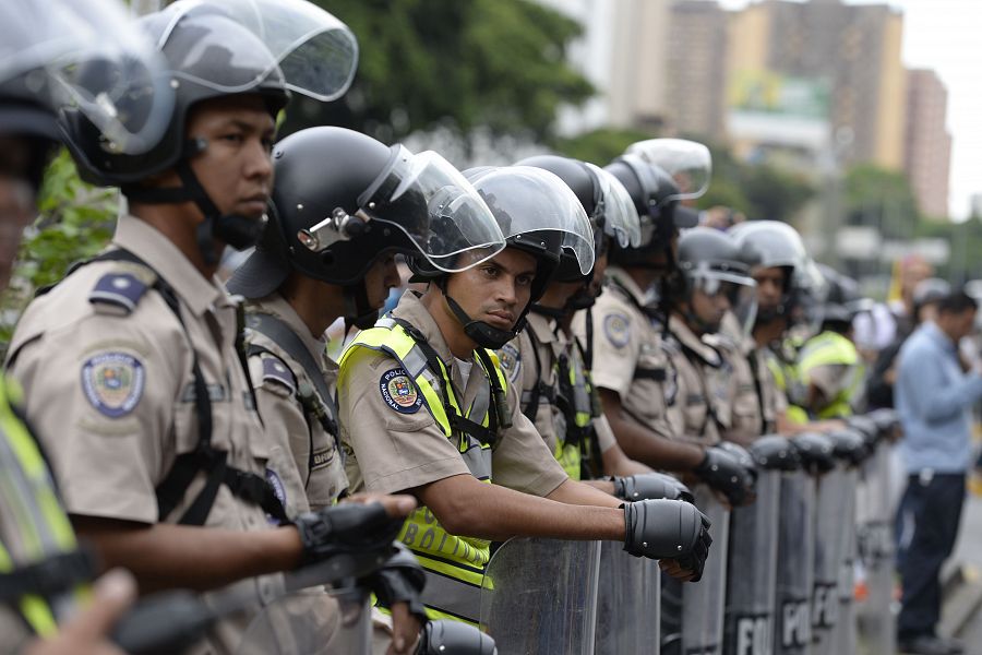 Agentes de la policía antidisturbios desplegados en Caracas antes de la marcha opositora