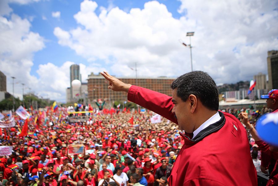 El presidente de Venezuela, Nicolás Maduro, saluda a sus seguidores en la marcha chavista