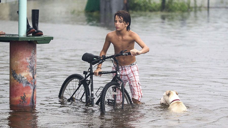 Un joven y su perro en Saint Marks, Florida, por donde ha entrado el huracán