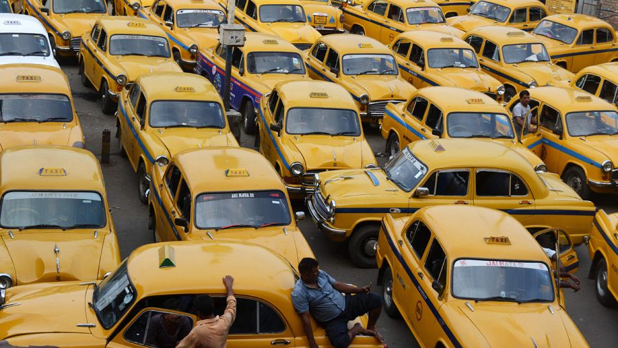 Taxis esperan en la estación de Calcuta durante la jornada de huelga general en la India