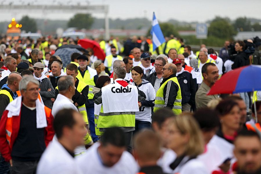 Residentes y conductores de camión participan en una protesta para reclamar el desmantelamiento de la llamada 