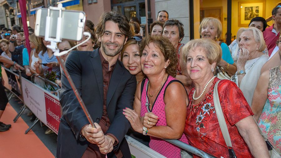 Eduardo Noriega con un palo de selfie