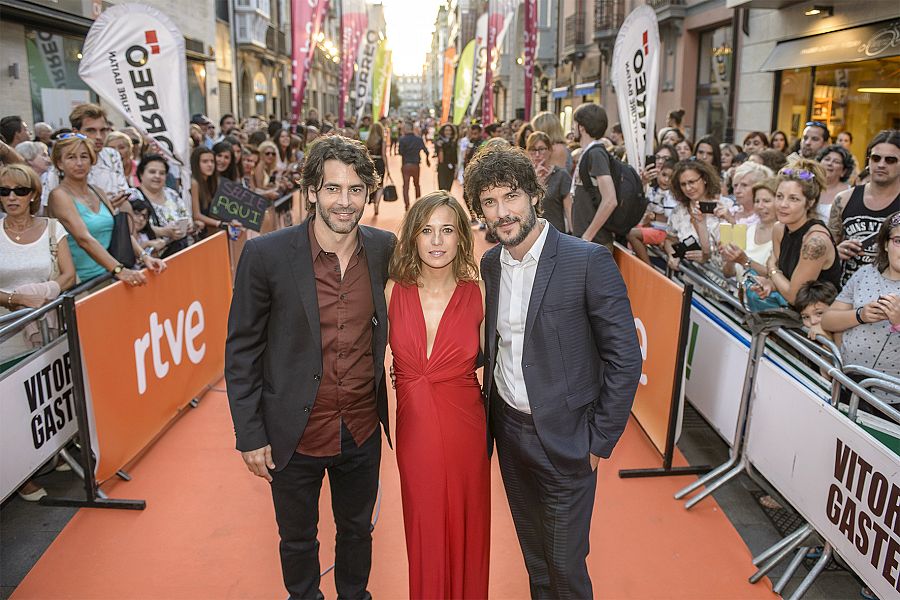 Eduardo Noriega, Marta Etura y Daniel Grao en la alfombra naranja