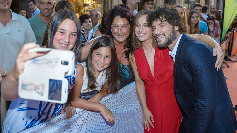 Daniel Grao y Marta Etura posan con los fans