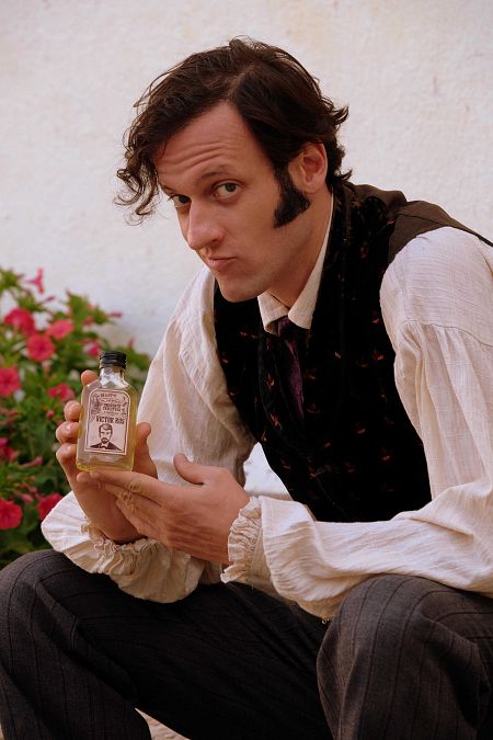 Edu Soto interpreta al charlatán, buhonero y ¿vendeburras¿ León Cavestany