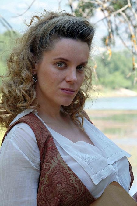 Carolina Bang es la reportera Madame de Suberwick