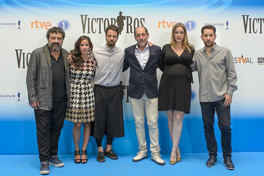 Los actores de 'Víctor Ros' posan en la presentación de la segunda temporada en el FesTVal de Vitoria