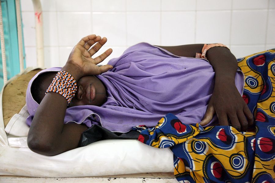 Haoua, de 15 años, se recupera del parto en un hospital de Dosso, Níger.