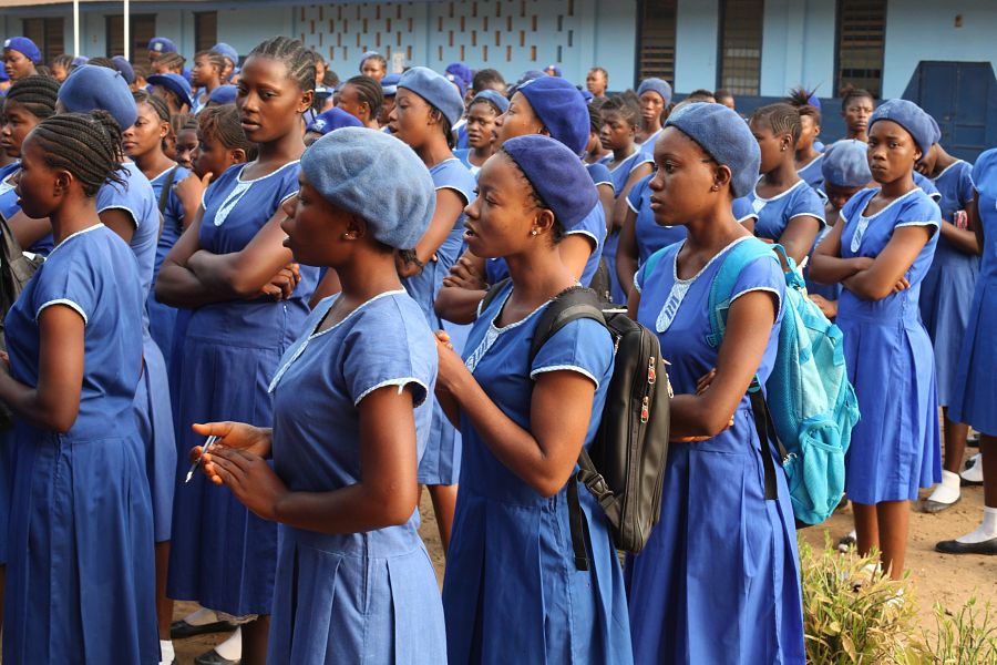 Escolares a la salida del colegio en Sierra Leona.