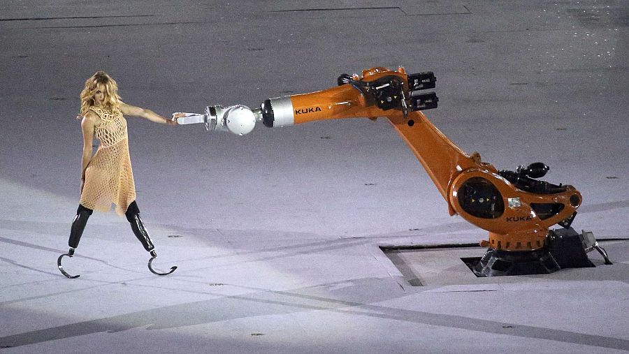 La bailarina Amy Purdy baila con un robot