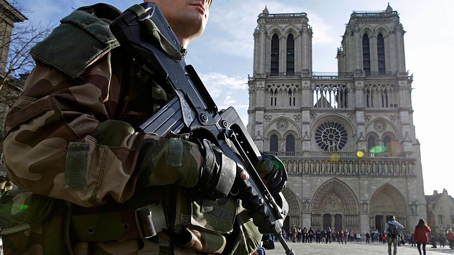 Un soldado francés patrulla los alrededores de la catedral de Notre Dame en París.