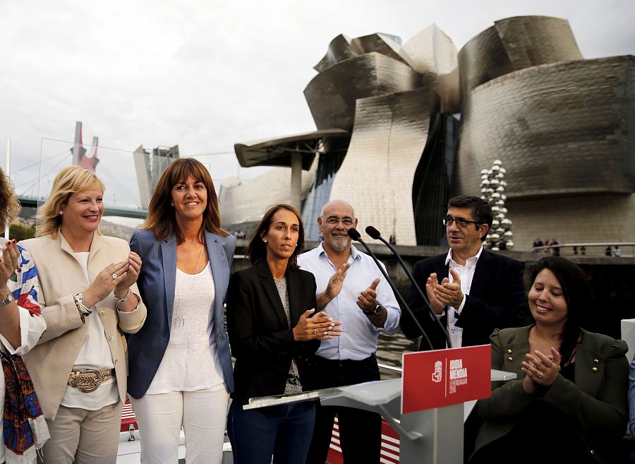 Idoia Mendia ha dado un paseo por la ría de Bilbao en el inicio de su campaña