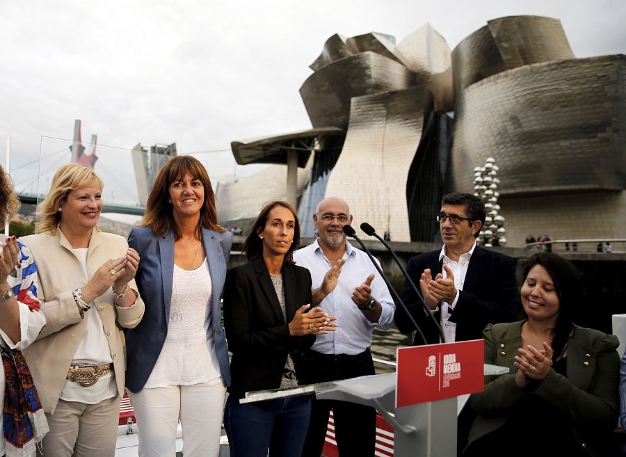 Idoia Mendia ha dado un paseo por la ría de Bilbao en el inicio de su campaña