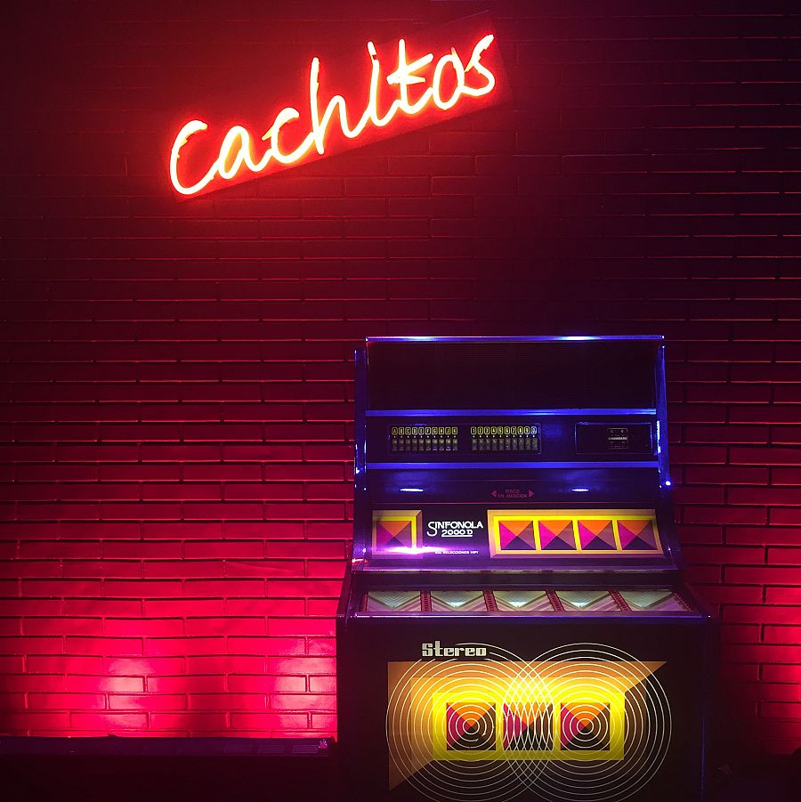 'Cachitos' invita a artistas de hoy a viajar al interior de una vieja rockola para rescatar canciones de siempre