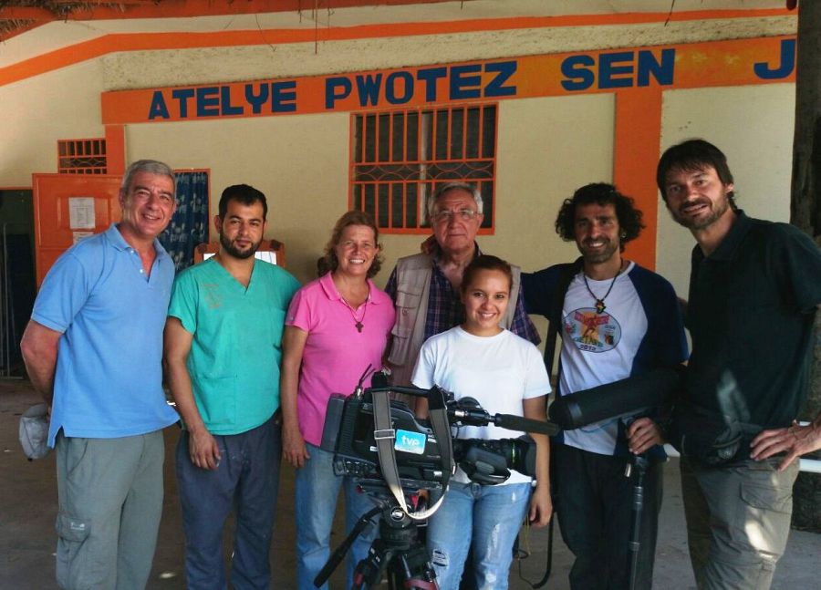 El equipo de RTVE en Haití junto a la misionera Isabel Solá, el día de la grabación del reportaje