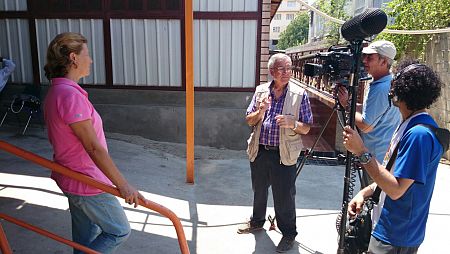 La misionera Isabel Solá, ante la cámara de TVE en Haití