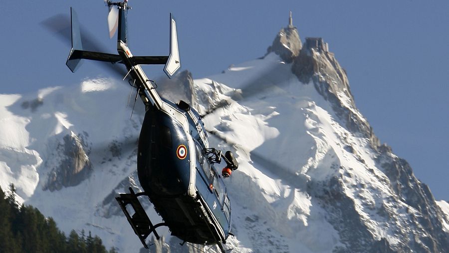 Un helicóptero de rescate de la Gendarmería francesa sobrevuela Chamonix