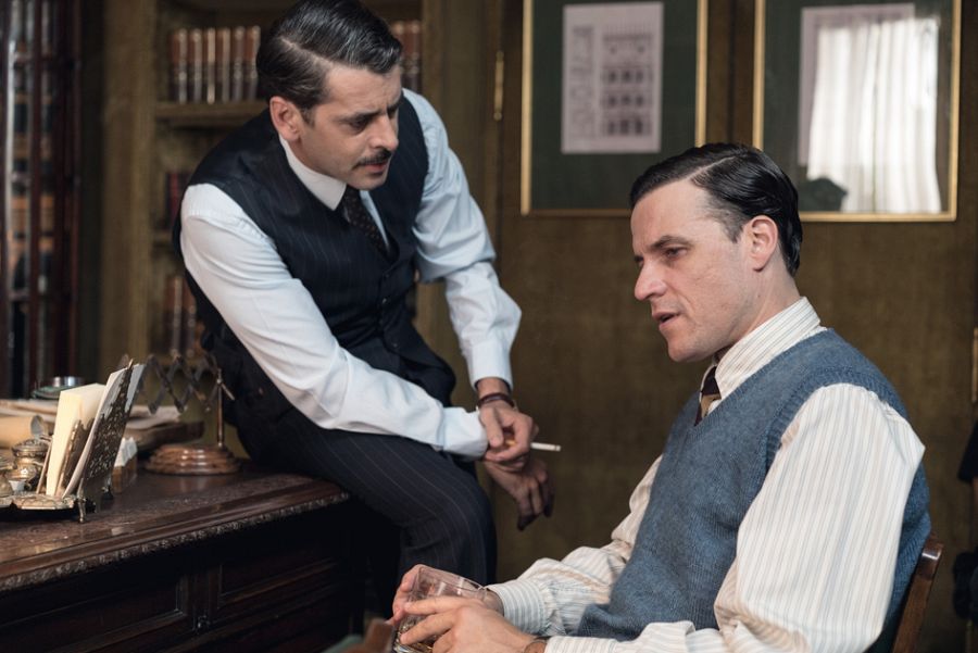 La puesta en escena y la cuidada realización trasladan al espectador al Madrid de los años 40