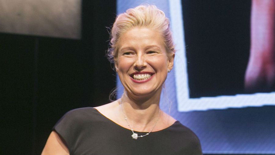 Anne Igartiburu recoge el Premio EITB Saria que otorga la cadena autonómica vasca en el FesTVal de Vitoria 2016