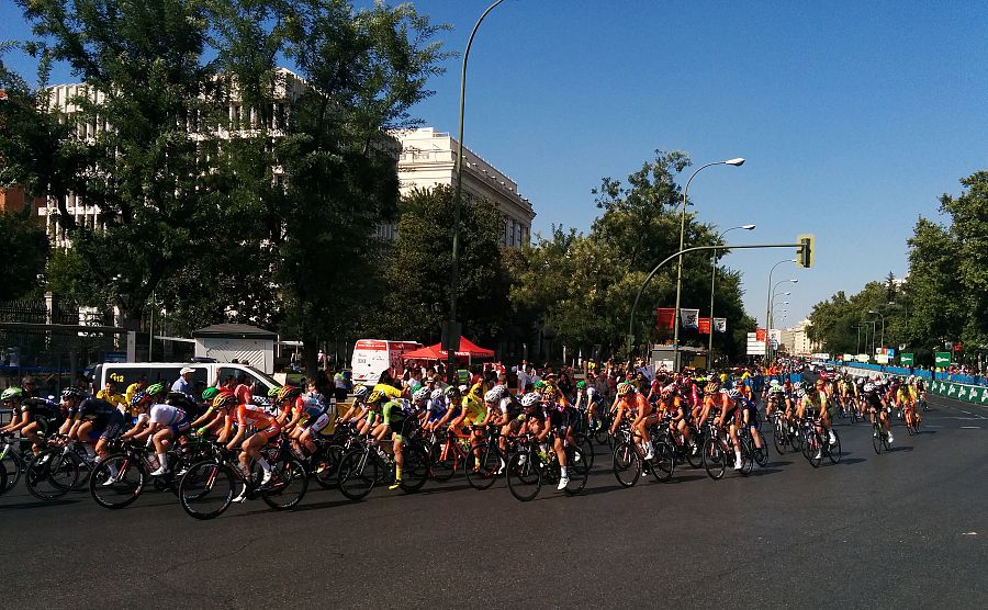 Imagen del pelotón de la Madrid Challenge durante una de las vueltas al circuito.