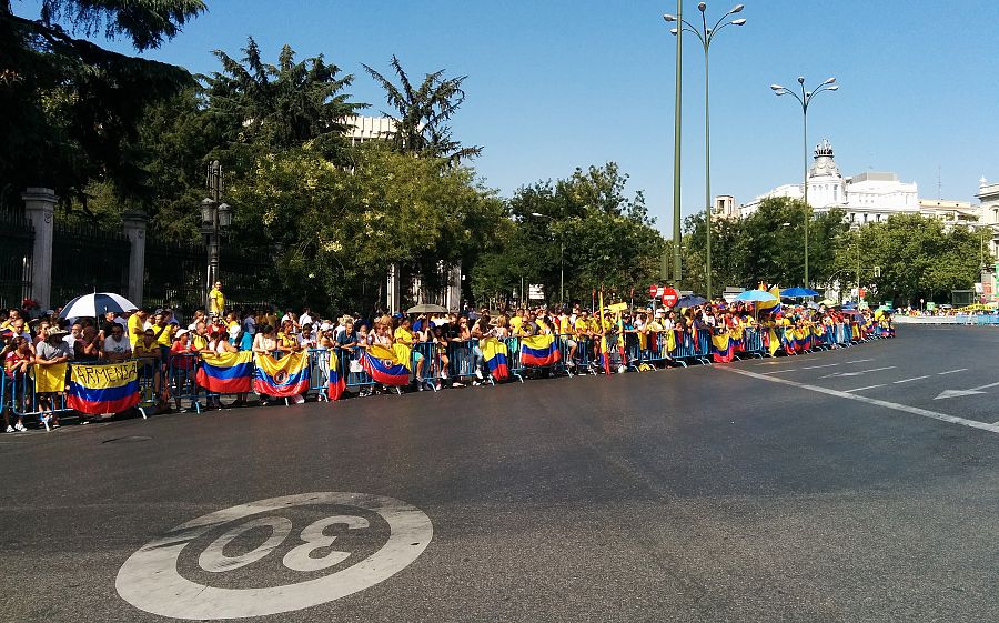 Centenares de aficionados colombianos dan colorido a la carrera.