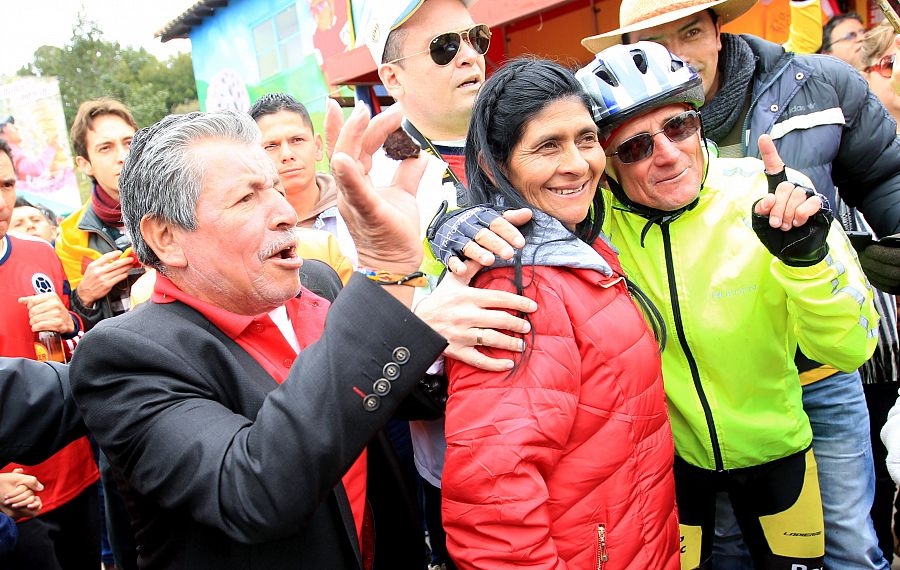 Cientos de personas acompañan a Luis Quintana (i) y Eloisa de Quintana (c), padres del campeón de la vuelta a España Nairo Quintana en Cómbita (Colombia).