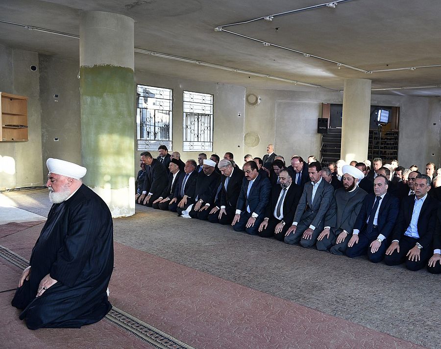 Bachar al Asad participa en el rezo por la festividad musulmana del Sacrificio en la mezquita de Saad Ibn Muaz, en Daraya.