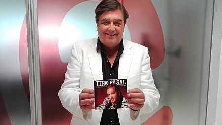 Julián Ruiz, con el álbum recopilatorio en sus manos.